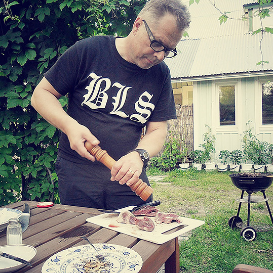 Iskä kokkaa