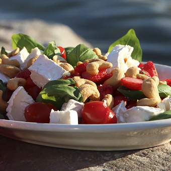 Tomaatti-mansikka-vuohenjuustosalaatti